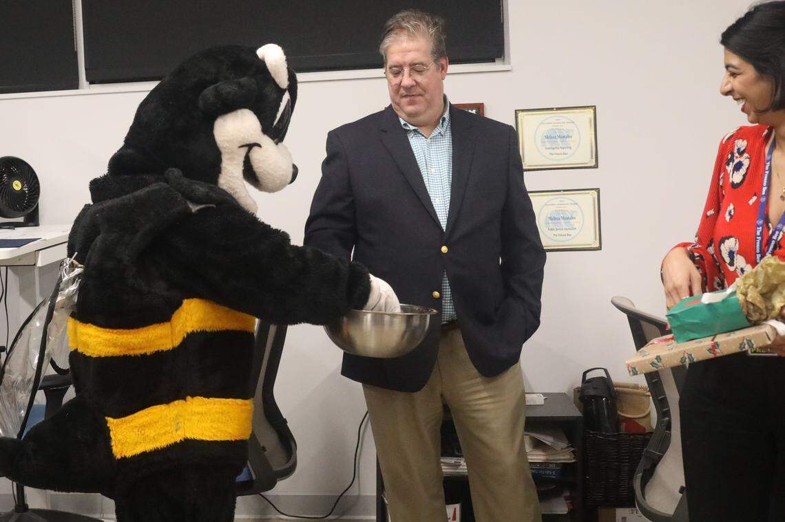 Community members had the opportunity to meet reporters and editors and take photos with Bee's mascot Scoopy while enjoying pan dulce and hot chocolate.