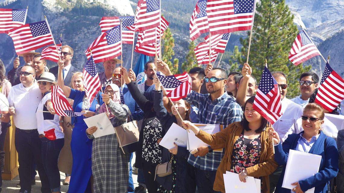 El Parque Nacional de Yosemite recibió el 19 de septiembre de 2019 a 42 personas de 15 países como parte de la ceremonia especial del Día de la Constitución y el Día de la Ciudadanía. Muchas tarifas asociadas con los Servicios de Inmigración y Ciudadanía de EE. UU. aumentarán el 1 de abril.