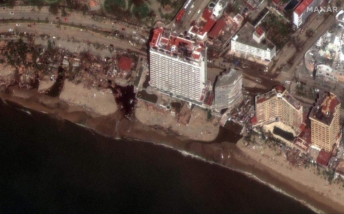 Una imagen satelital proporcionada por Maxar Technologies muestra daños en el hotel Krystal y la playa en Acapulco, México, el 26 de octubre de 2023.