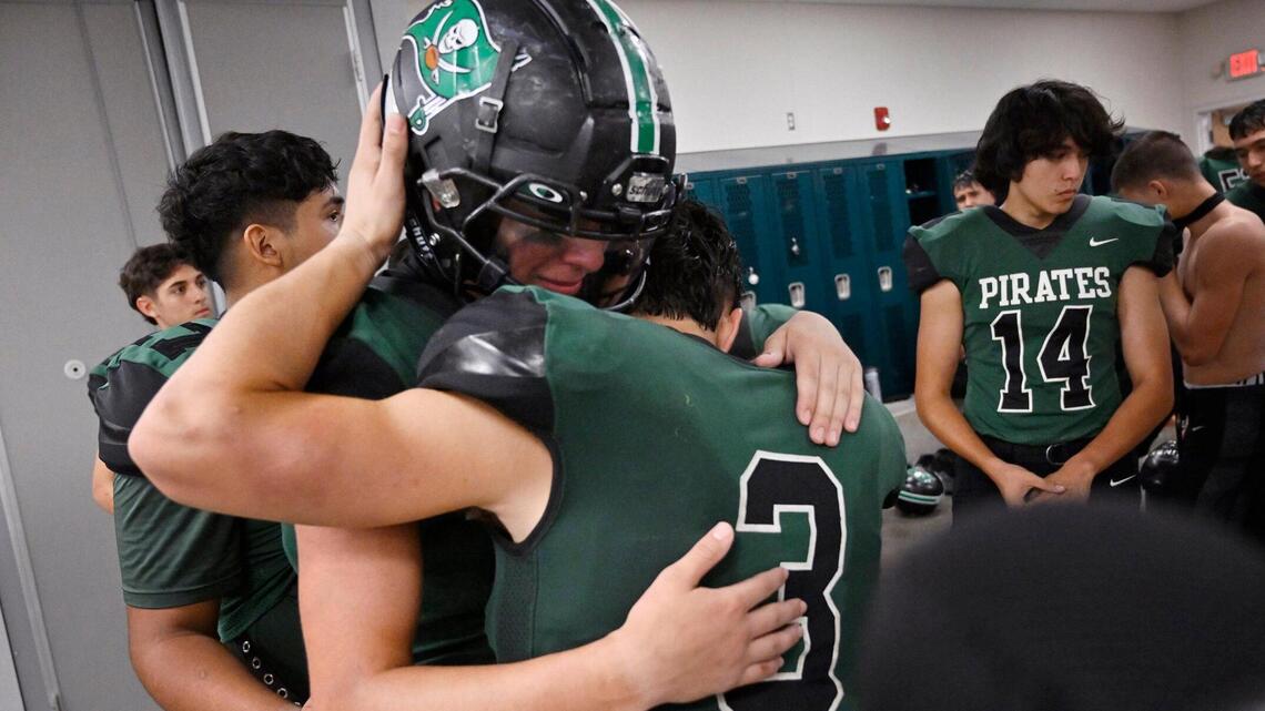 Alumno de Reedley juega su último partido de football  antes de tomar quimioterapia