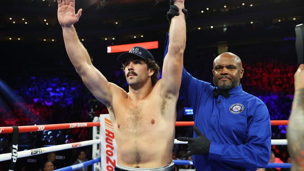 Richard Torrez Jr. celebra después de derrotar a Willie Jake Jr. durante su pelea de peso pesado en el Desert Diamond Arena, el sábado 12 de agosto de 2023, en Glendale, Arizona.