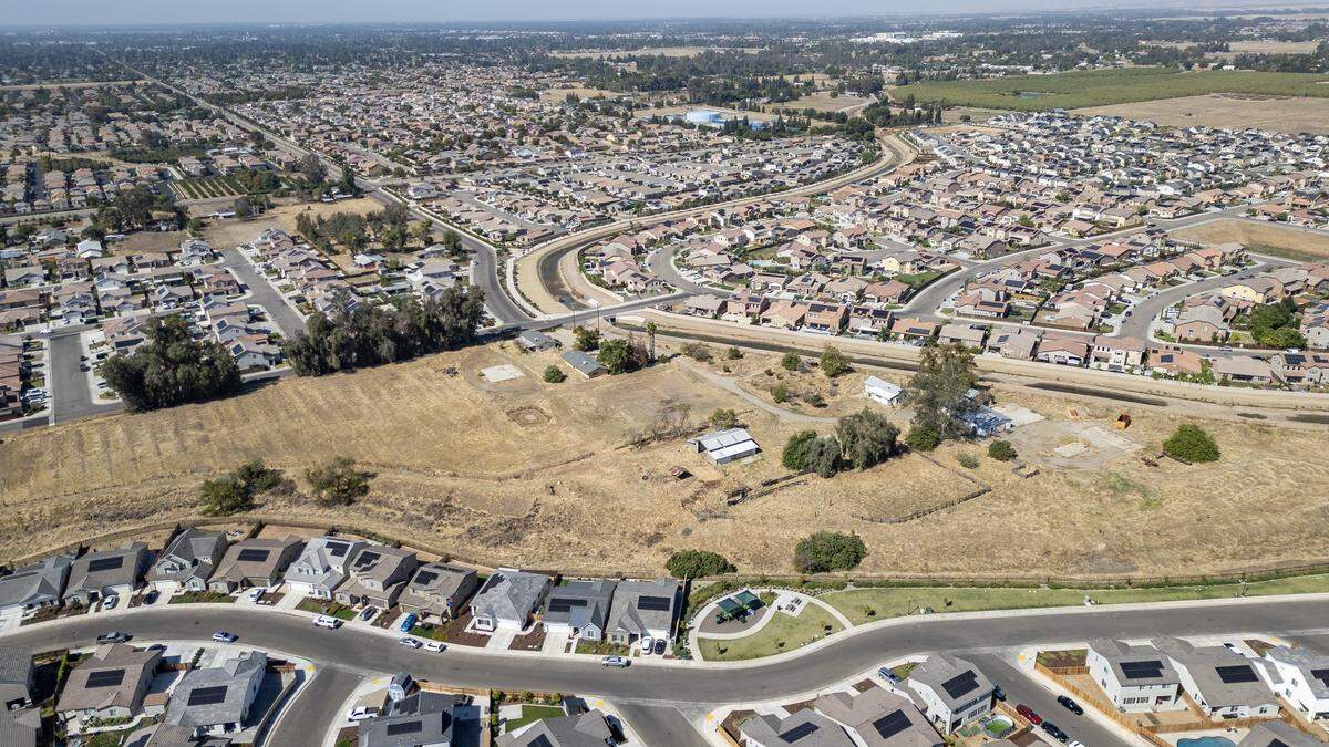 Clovis is building a new park: Loma Vista Dual-Use Park & Recharge Basin, an approximately 12-acre park & recharge basin that is located at the intersection of Barstow and Agua Dulce Avenues, Clovis.