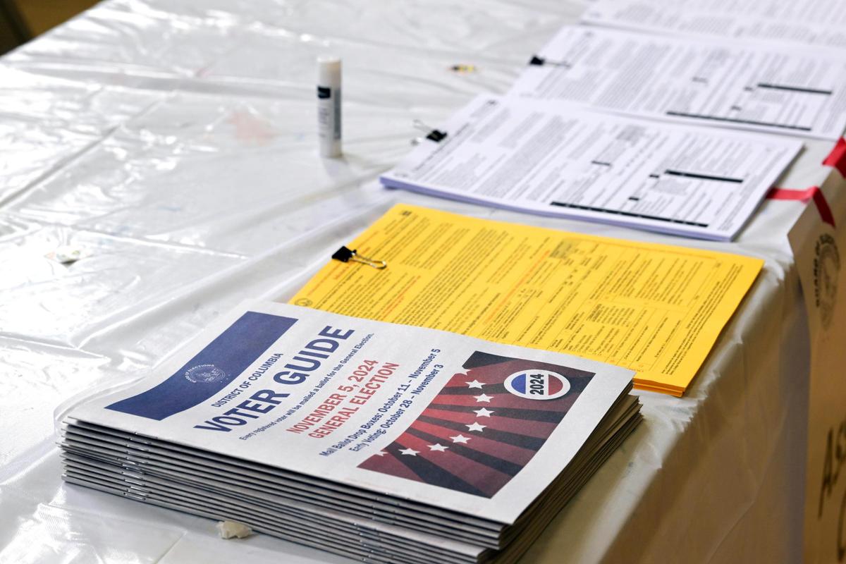 Fotografía de guías electorales y hojas de votación anticipada en el Centro de votaciones del Centro Comunitario Columbia Heights, en Wahington (Estados Unidos). Más de 64 millones de estadounidenses han emitido ya su voto de forma anticipada, en persona o por correo, antes de la jornada electoral del próximo martes en EE.UU., de acuerdo con datos de la cadena NBC.