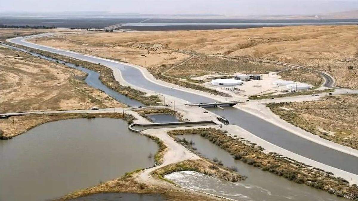 The Kern River Intertie, center, a connection between a Kern River flood basin on the left and the California Aquaduct, at right, was opened on May 22 to allow excess river water to flow into the aquaduct. This photo from April 2023 is looking south. The Taft Highway is visible just beyond the intertie. An overflow canal parallel to the aquaduct carries water north to the Tulare Lake Basin.