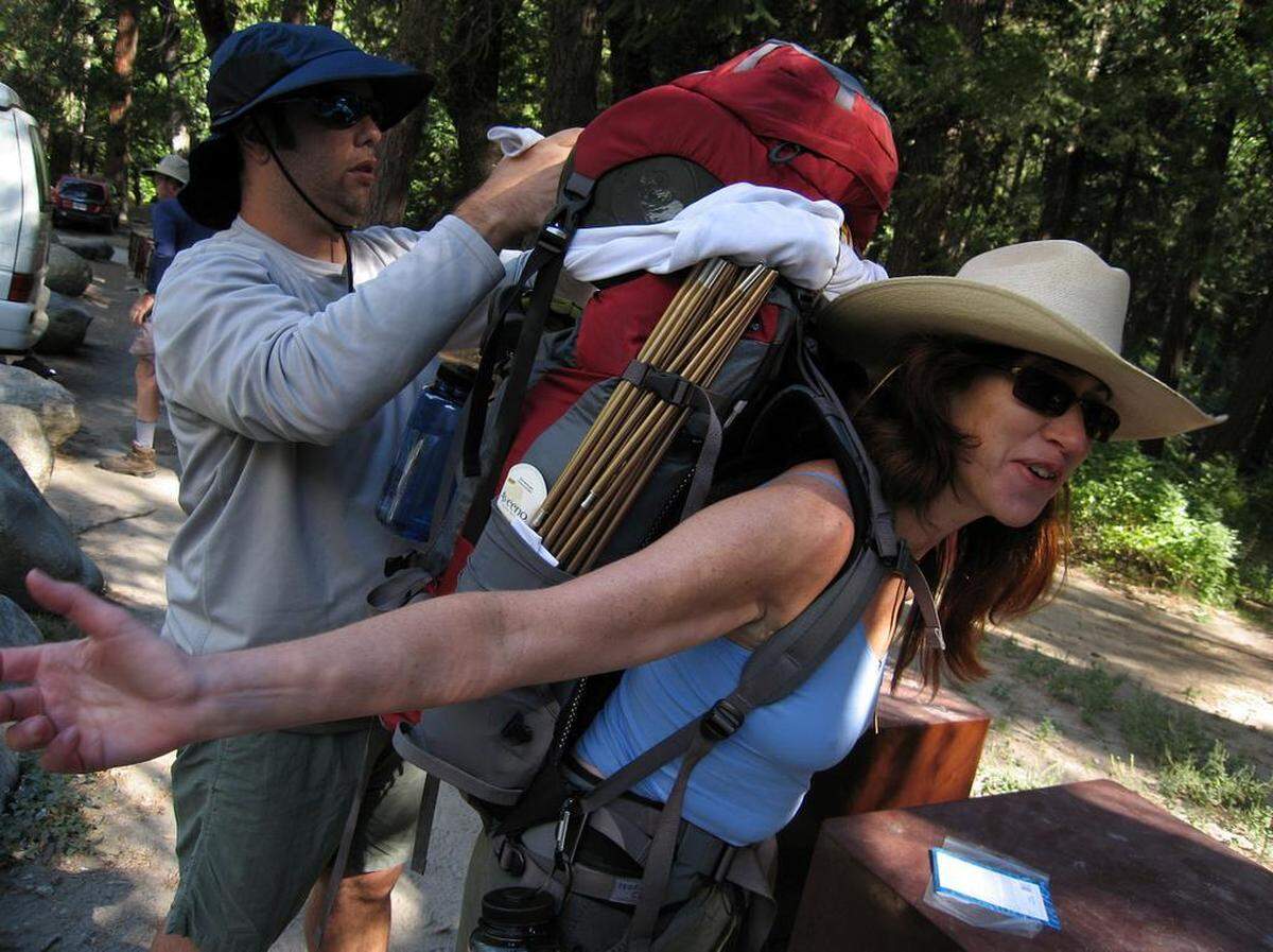 Yosemite National Park, CA 8/8/06 MTD DLW JMT HELP - Marek Warzawski helps Diana Marcum with her backpack before hitting the John Muir Trail on Tuesday August 8, 2006. DARRELL WONG/THE FRESNO BEE