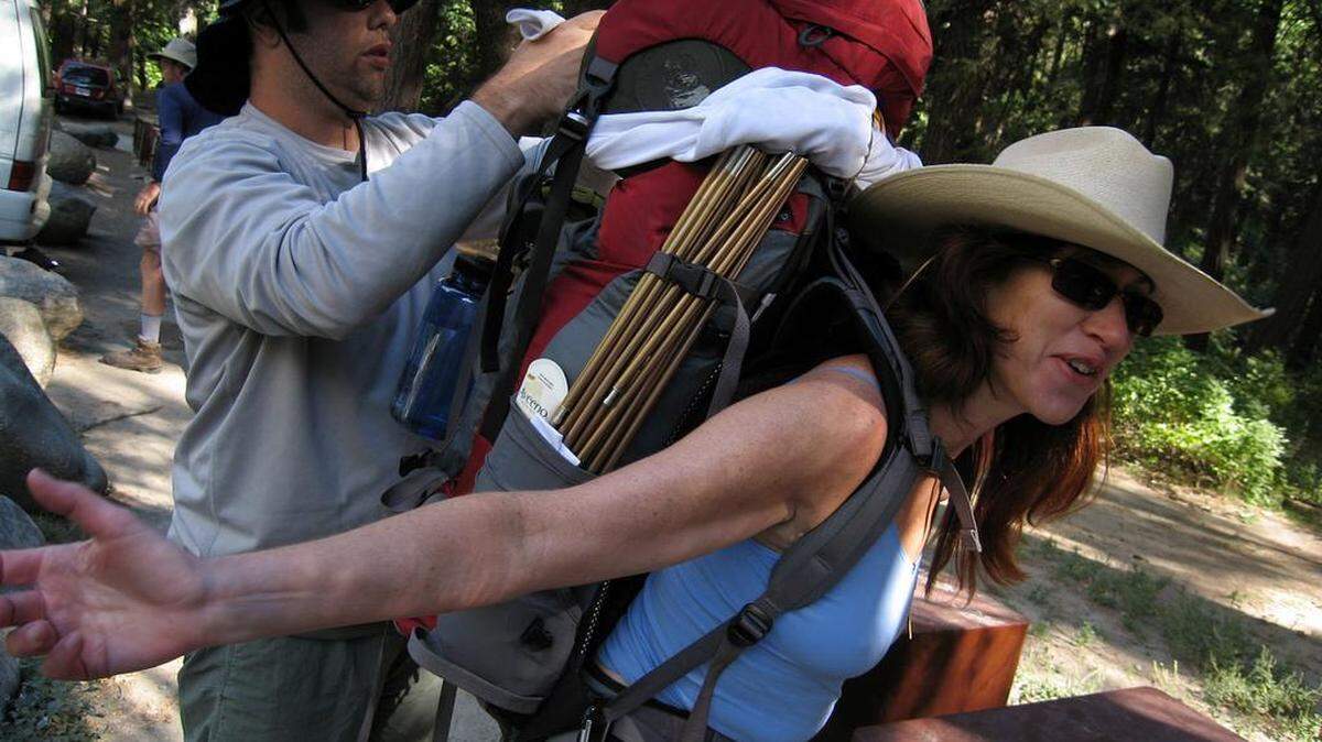 Yosemite National Park, CA 8/8/06 MTD DLW JMT HELP - Marek Warzawski helps Diana Marcum with her backpack before hitting the John Muir Trail on Tuesday August 8, 2006. DARRELL WONG/THE FRESNO BEE