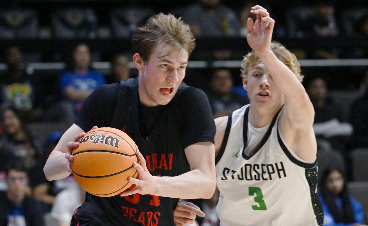 Buchanan’s Tyler Gibson, left, charges past St. Joseph’s Gunner Morinini in the CIF Division I Boys Basketball Championship Saturday, March 1, 2025 in Fresno. St. Joseph won the championship beating Buchanan 54-33.