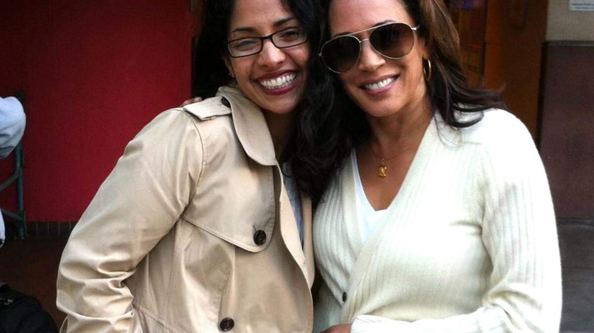 Sharada Balachandran Orihuela (izquierda) es la prima mexicana de la vicepresidenta de Estados Unidos, Kamala Harris. En una entrevista, la describe como una persona “tierna” y “cálida” que ejerció de “hermana grande” cuando se mudó a California, llevándola incluso a su primer concierto de punk-rock. / Sharada Balachandran Orihuela (left) is the Mexican cousin of US Vice President Kamala Harris. In an interview, she describes her as a “tender” and “warm” person who acted as a “big sister” when she moved to California, even taking her to her first punk-rock concert.