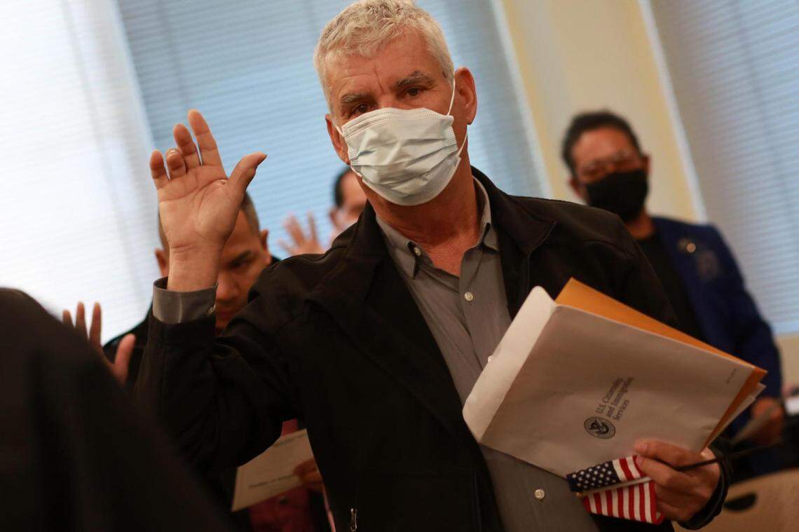 Cirilo Loera Pinedo, de Jalisco, México, toma juramento a la bandera de los Estados Unidos durante una ceremonia de naturalización el martes, 24 de enero en las oficinas del Servicios de Inmigración y Ciudadanía de los Estados Unidos en Fresno.