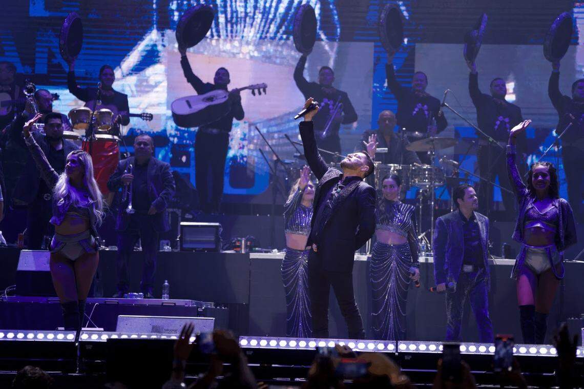 Pancho Barraza, inició de manera oficial el sábado 28 de enero, su gira llamada “Leyenda En Vida”, con un exitoso concierto en la Arena Ciudad de México, donde presentó un espectáculo renovado.