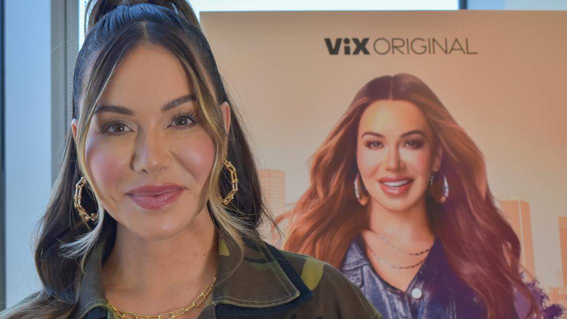 La cantante Chiquis Rivera posa el 13 de agosto de 2024 durante una entrevista en Los Ángeles. Chiquis abre las puertas de su intimidad en ‘Chiquis Sin Filtro’, un nuevo “reality show” en el que explora su faceta como productora audiovisual, mientras se expone “sin maquillaje” ante sus fans. / Singer Chiquis Rivera poses on August 13, 2024 during an interview in Los Ángeles. Chiquis opens the doors to her privacy in ‘Chiquis Sin Filtro’, a new “reality show” in which she explores her facet as an audiovisual producer, while exposing herself “without makeup” to her fans.