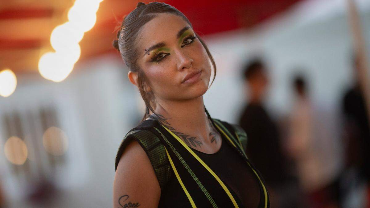 La cantante argentina María Becerra, que ha actuado en el Festival Cruïlla, de Barcelona posa en una entrevista el 10 de julio de 2020, en Barcelona. Becerra ‘La Nena de Argentina’, ha decidido alejarse de las redes sociales tras reconocer que estas le han provocado “desde ataques de llanto hasta ataques de ansiedad y pánico” a partir de las “miles de cosas ofensivas” que dicen sobre ella. / Argentine singer María Becerra, who performed at the Cruïlla Festival in Barcelona, ​​poses during an interview on July 10, 2020, in Barcelona. Becerra, ‘La Nena de Argentina,’ has decided to stay away from social media after admitting that it has caused her “from crying fits to anxiety and panic attacks” due to the “thousands of offensive things” people say about her.