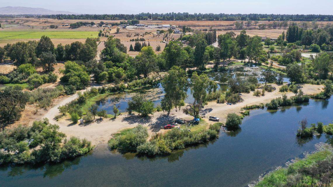 Fort Washington Beach park lies along the San Joaquin River on the northern outskirts of Fresno, California. It surrounds a pond and has been used for day use, camping, picnicking and fishing since the 1970s.
