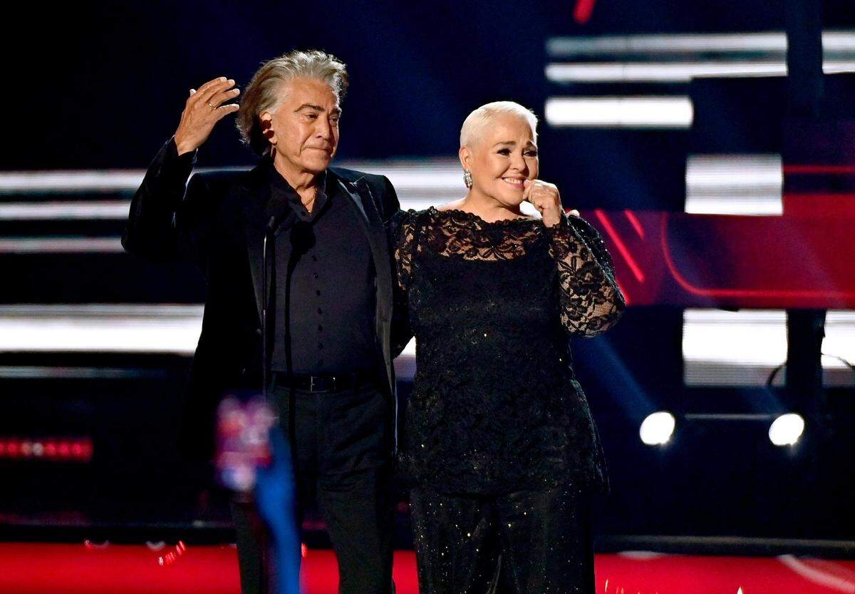En la foto: (de izquierda a derecha) José Luis Rodríguez entrega a Lupita D’Alessio el Premio Leyenda en el escenario durante los Premios de Música Latinoamericana 2022 en el Michelob ULTRA Arena en el Mandalay Bay Resort and Casino en Las Vegas, Nevada, el 21 de abril de 2022.Pictured: (l-r) José Luis Rodríguez presents Lupita D’Alessio with the Premio Leyenda award on stage during the 2022 Latin American Music Awards at the Michelob ULTRA Arena at Mandalay Bay Resort and Casino in Las Vegas, Nevada on April 21, 2022.