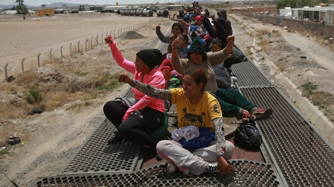 Miles de migrantes que llegan en tren a mexicana Ciudad Juárez deambulan por el Río Bravo