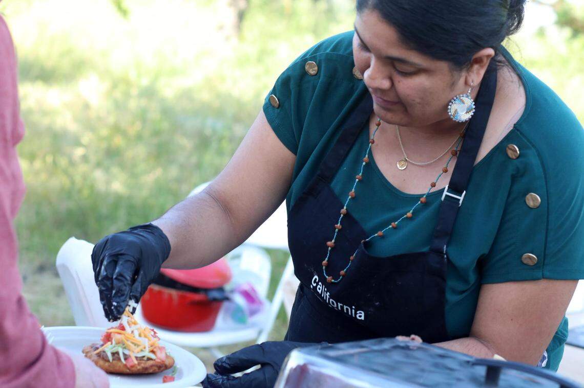 Cecilia Moreno, nativa americana tachi, durante Cocina cultural: ‘el sabor del hogar: cada platillo cuenta una historia’ a finales del mes de abril en Madera.