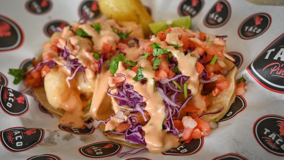 Los tacos de camarones fritos de Taco Pinto, que ganó el premio Favorito de los Jueces en el Taco Truck Throwdown en 2019 y 2021, ahora se sirve para el almuerzo en la nueva ubicación del negocio en un local en West Shaw Avenue en North Van Ness Blvd. en Fresno.