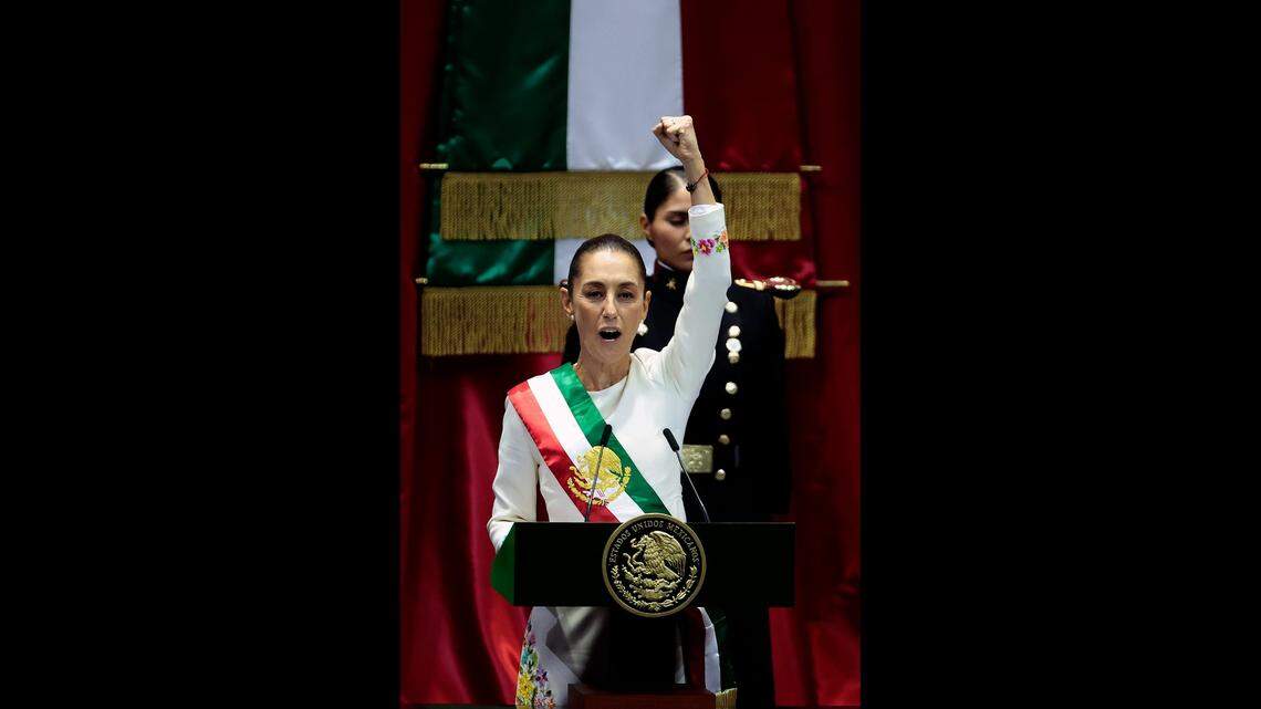 CIUDAD DE MÉXICO (MÉXICO), 01/10/2024.- La presidenta de México, Claudia Sheinbaum, habla durante la toma de juramento en la Cámara de Diputados, este martes en la Ciudad de México (México). Shienbaum hizo historia al asumir como la primera mujer en el cargo a la vez que remarcó la continuidad con su predecesor, Andrés Manuel López Obrador, en una jornada emotiva en que delineó las prioridades de su sexenio.