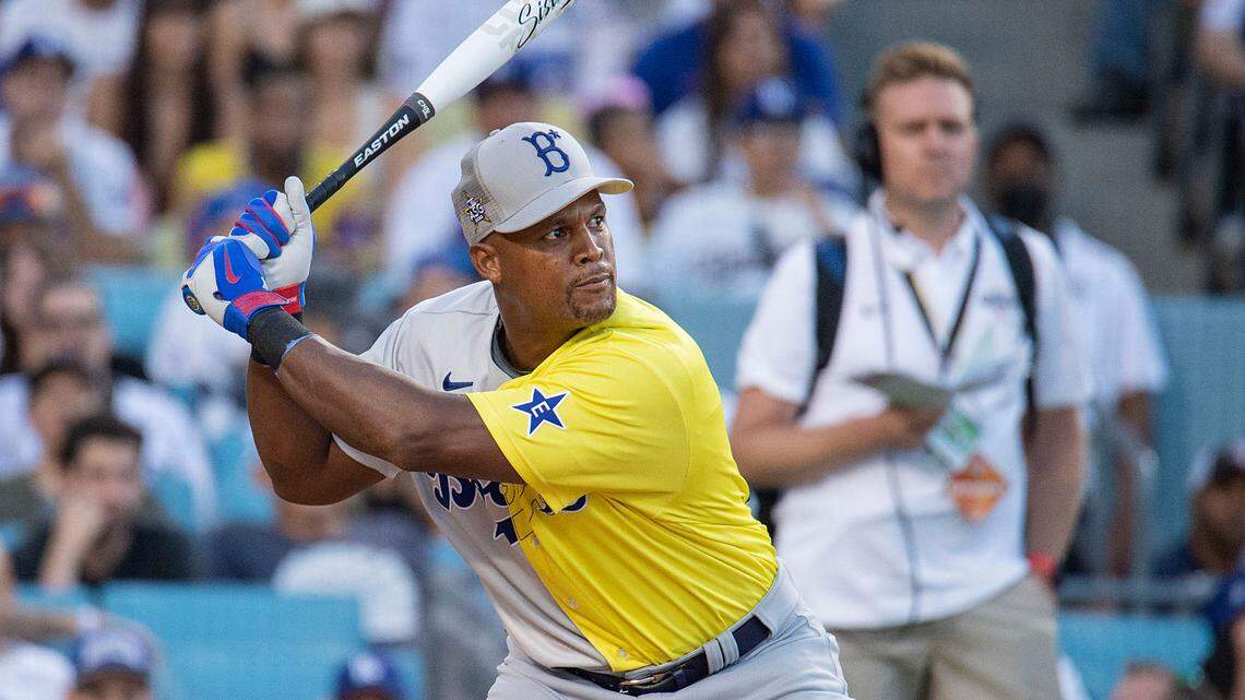 Adrián Beltré al bate durante el Juego de Softbol de Celebridades del MGM All-Star en el Dodger Stadium en julio de 2022.