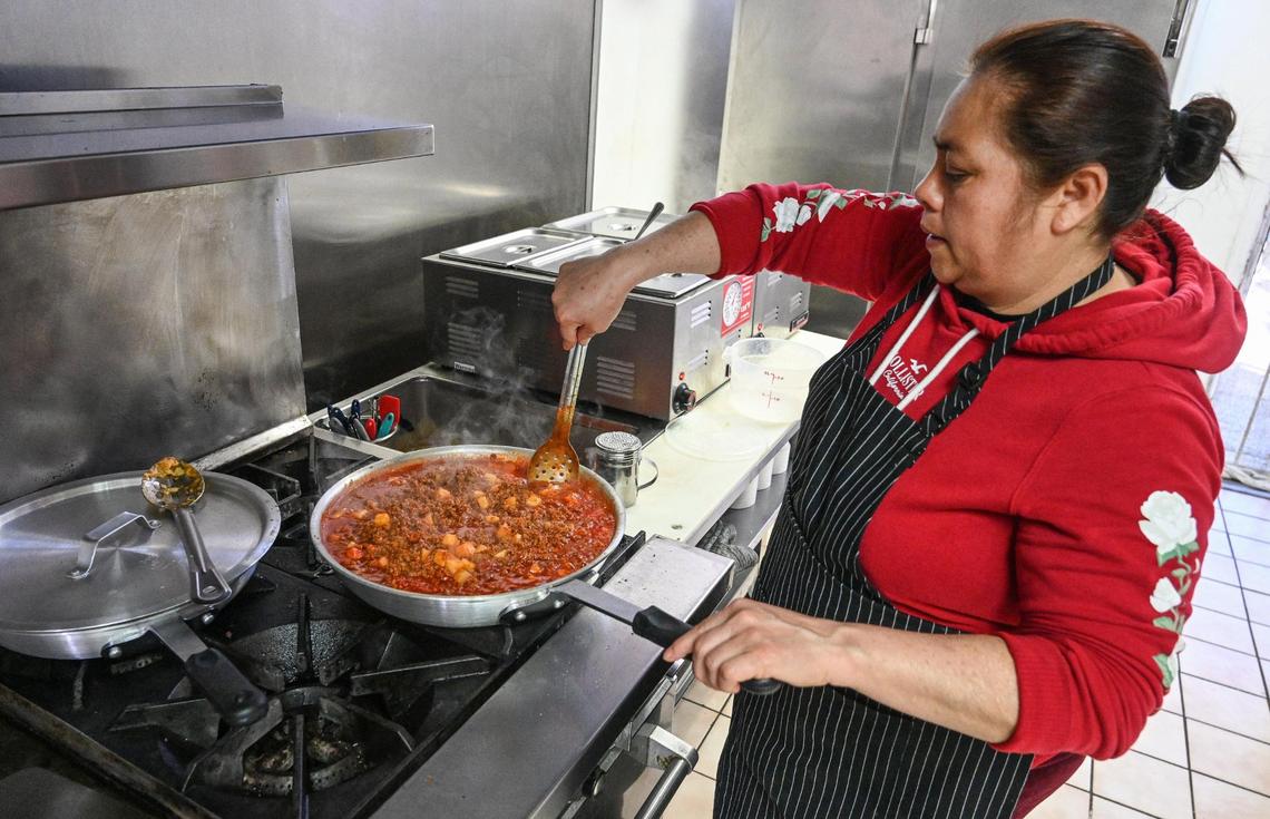 María Verdín cocina picadillo rojo con papas, uno de los varios rellenos disponibles para las gorditas, en la estufa de Lucy's Gorditas, en Fresno, el miércoles 19 de abril de 2023.