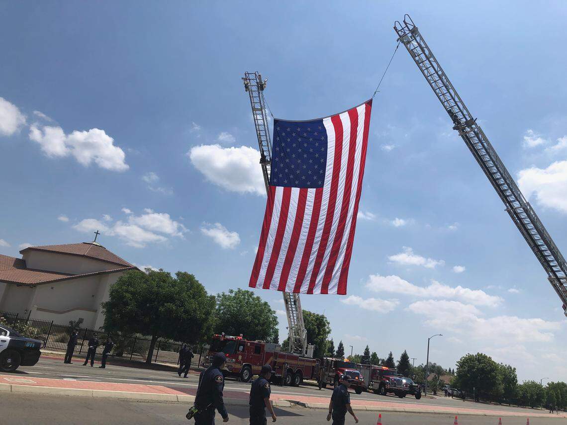 Familia, fuerzas del orden y la comunidad se reunieron el martes 28 de abril de 2026 en Visalia para recordar el servicio y el sacrificio del agente Randy Hoppert del Condado de Tulare, tras la emboscada fatal de abril en el norte de Porterville.