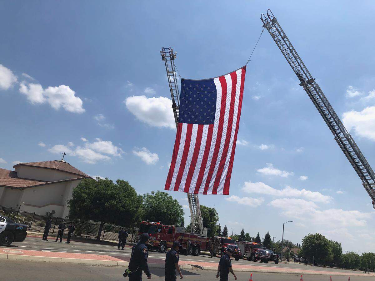Familia, fuerzas del orden y la comunidad se reunieron el martes 28 de abril de 2026 en Visalia para recordar el servicio y el sacrificio del agente Randy Hoppert del Condado de Tulare, tras la emboscada fatal de abril en el norte de Porterville.