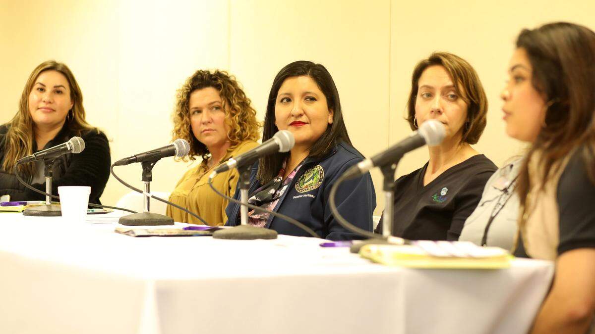 La presidenta de la Comisión de Agricultura del Senado estatal, la senadora Melissa Hurtado, en el centro, el martes 13 de febrero de 2024, participando en una mesa redonda sobre Mujeres en la Agricultura, organizada por United Ag durante la World Ag Expo 2024 en el International Agri-Center, en Tulare.