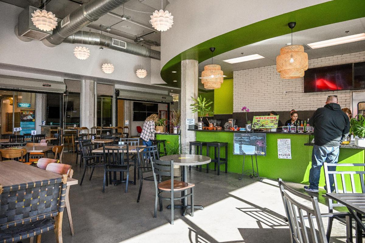 El restaurante La Jacka se mudó a una cafetería en el antiguo edificio del Bitwise South Stadium, en 700 Van Ness, en el centro de Fresno.
