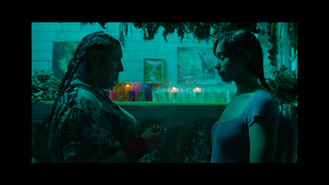 La película de terror sobrenatural mexicana ‘Huesera: The Bone Woman’ tiene un enfoque evocador de los temas de la maternidad, el papel de la mujer en la sociedad moderna, la identidad queer y la autonomía corporal.