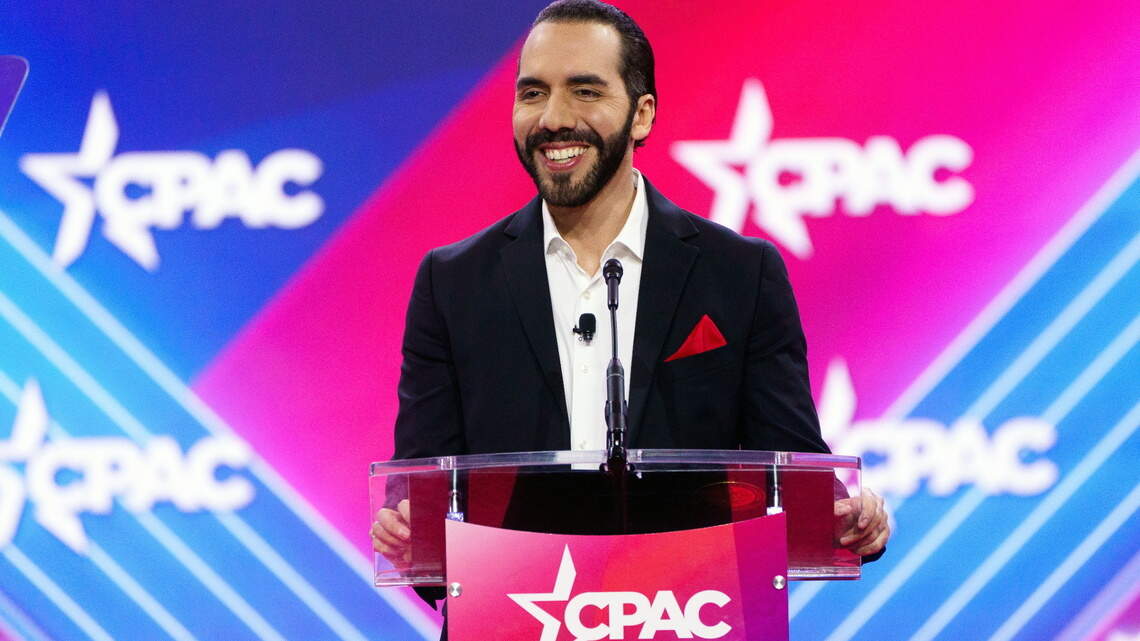 Presidente Bukele crítica a la prensa y hace eco de teorías de la conspiración en EE.UU.