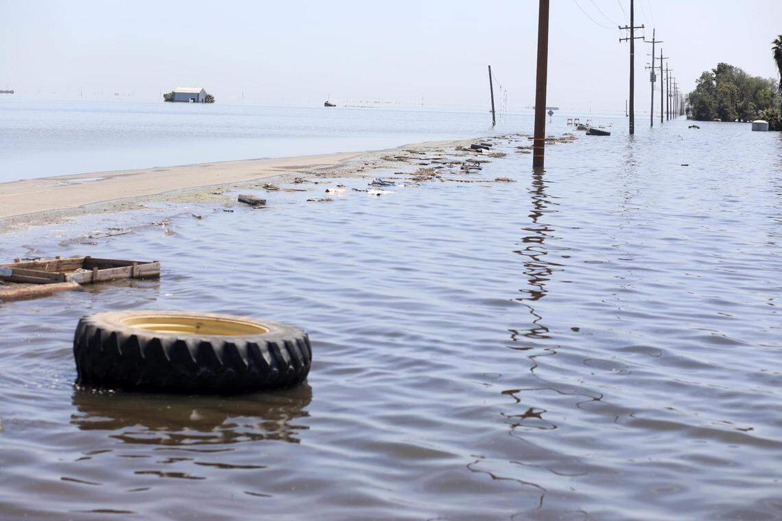 6th Avenue con dirección sur bajo las aguas de la inundación generalizada, el martes 25 de abril de 2023, al sur de la ciudad de Corcoran, donde las inundaciones están recreando el antiguo lago Tulare.