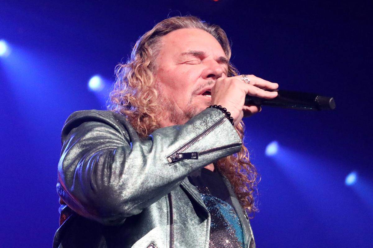 El vocalista y guitarrista de Maná, Fher Olvera, se presenta durante su gira México Lindo y Querido en el Save Mart Center el viernes 1 de diciembre de 2023 en Fresno.