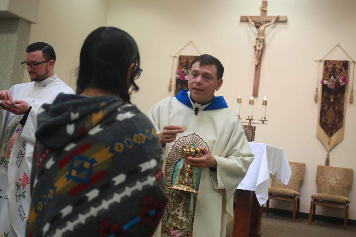 Unas 800 personas celebraron a la Virgen de Guadalupe con las mañanitas, danzantes, un rosario, mariachi, misa y pan dulce y chocolate caliente el 12 de diciembre en Visalia.
