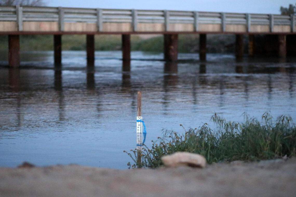 El canal sur del río Kings está funcionando mucho mejor con los cambios en los caudales de este año en comparación con el incidente de ruptura de 2017 a solo 1,300 pies cúbicos por segudo (cfs). Existe el objetivo de que el canal sur esté a 2,500 cfs con aumentos adicionales de capacidad en el canal sur por parte del Cuerpo de Ingenieros del Ejército. Fotografiado el miércoles 12 de abril de 2023 en el Distrito de Island.