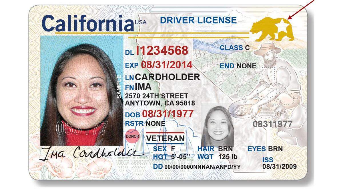 Fotografía divulgada por el Departamento de Vehículos Motorizados (DMV) de California donde se aprecia un espécimen de la licencia de conducir Real ID, documento identificativo que a partir de mayo de 2023 será el único aceptado para pasar por los puntos de control de seguridad del aeropuerto cuando se tome un vuelo nacional. EL DMV de California recordó este lunes a los residentes en el estado -el 40 % de ellos hispanos- que en diez meses necesitarán tener el documento identificativo Real ID para volar y para acceder a edificios federales.