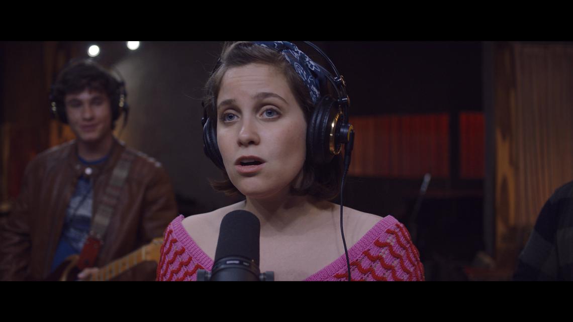 Laactriz Natasha Dupeyrón (Señorita 89) durante una de las escenas de la película ‘Cuando Sea Joven’ junto a Verónica Castro