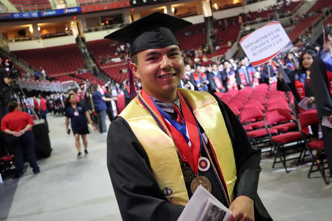 Sylas Ramos, galardonado con el Premio Medalla del Decano de la FCC 2021 de ese año, durante la ceremonia de graduación al aire libre celebrada el 23 de junio en Chukchansi Park, en el centro de Fresno. Ramos fue seleccionado por la presidenta de la FCC, la doctora Carole Goldsmith, para recibir este año la Medalla del Presidente Tony Cantú.