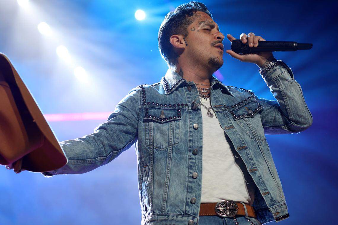 Christian Nodal hace el sueño realidad a varios fans durante su concierto en el Save Mart Center en Fresno el viernes 29 de septiembre del 2023. Nocal canta junto con ellos.