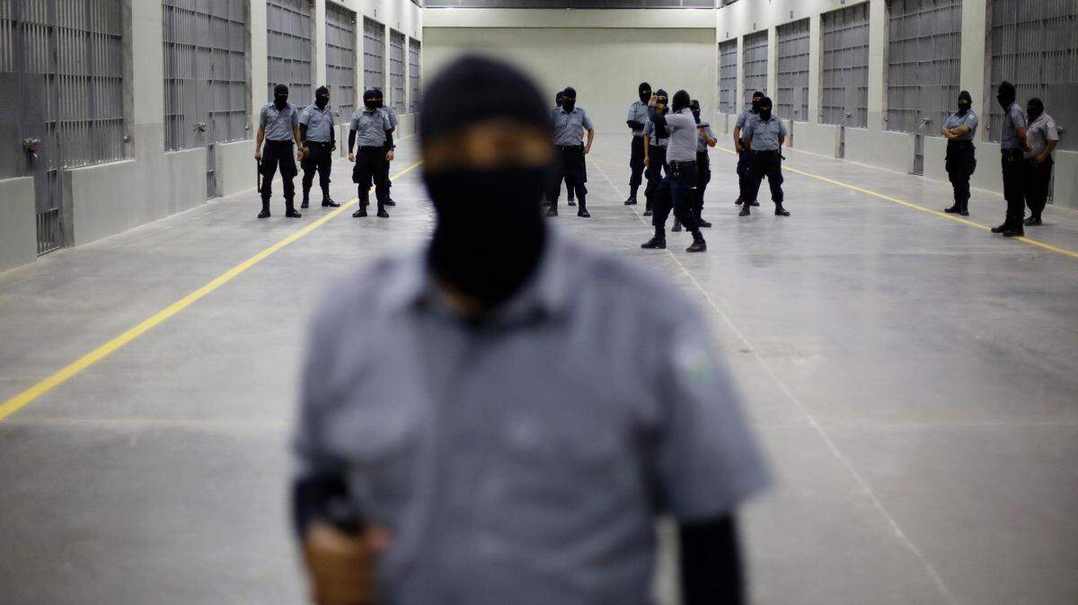 Fotografía de guardias en el interior del Centro de Confinamiento del Terrorismo (CECOT), la nueva cárcel construida por el gobierno de El Salvador, hoy, en Tecoluca (El Salvador). De concreto y hierro. Con esos materiales principalmente está construida la cárcel más grande de El Salvador y de América que tiene una capacidad para hasta 40.000 pandilleros de la Mara Salvatrucha (MS13), Barrio 18 y otros grupos minoritarios, quienes permanecerán totalmente aislados y con máxima seguridad.