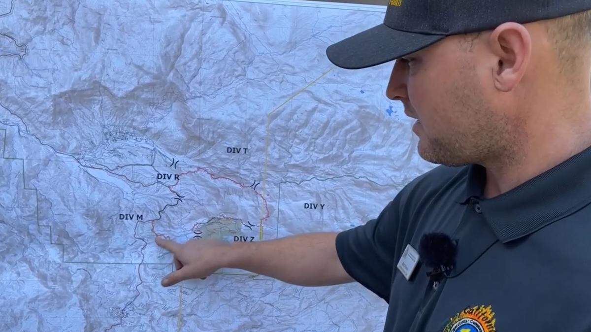 Matt Ahern, jefe adjunto de operaciones del Equipo de Gestión Interdepartamental de Incidentes de California que supervisa el incendio de Washburn en el Parque Nacional de Yosemite, señala los lugares en los que los equipos han avanzado en la construcción de líneas para contener el incendio forestal cerca de Wawona Road, el lunes 11 de julio de 2022.