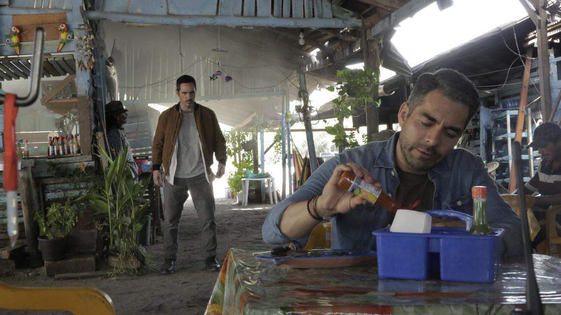 ¿Y Cómo Es Él?, llega a cines de Estados Unidos. Protagonizada por Mauricio Ochmann, Omar Chaparro y Zuria Vega, la historia que está llena de drama, acción, y comedia, nos lleva a conocer a Tomás (Mauricio Ochmann) un hombre apacible que va a Puerto Vallarta para enfrentar a Jero (Omar Chaparro) un taxista con el cual su esposa Marcia (Zuria Vega) tiene un romance.