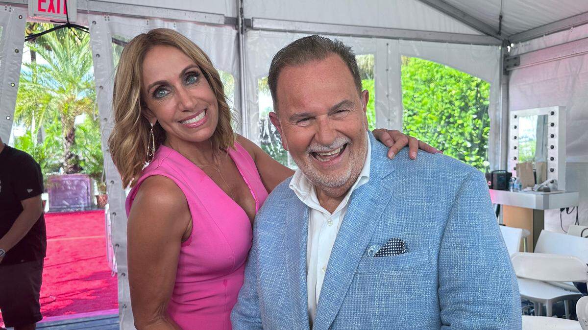 Los conductores del programa “El Gordo y La Flaca”, Lili Estefan y Raúl de Molina, posan durante la celebración del aniversario del programa en Miami.