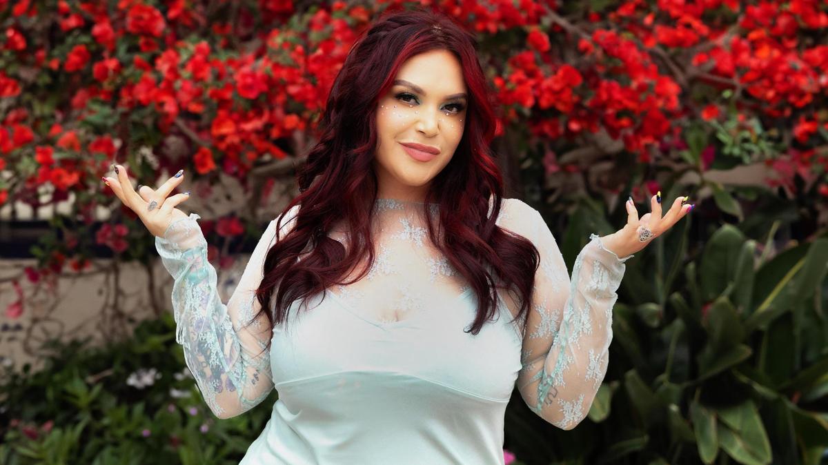 Fotografía cedida por Nevarez Communications de Jacqie Rivera, hija de la fallecida Diva de la Banda Jenni Rivera (1969-2012). Jacqie Rivera celebra el Día de Muertos con la publicación de una nueva canción, ‘Ni Judas’, un tema que “invita a bailar y celebrar la libertad emocional” tras una dura ruptura de pareja. 