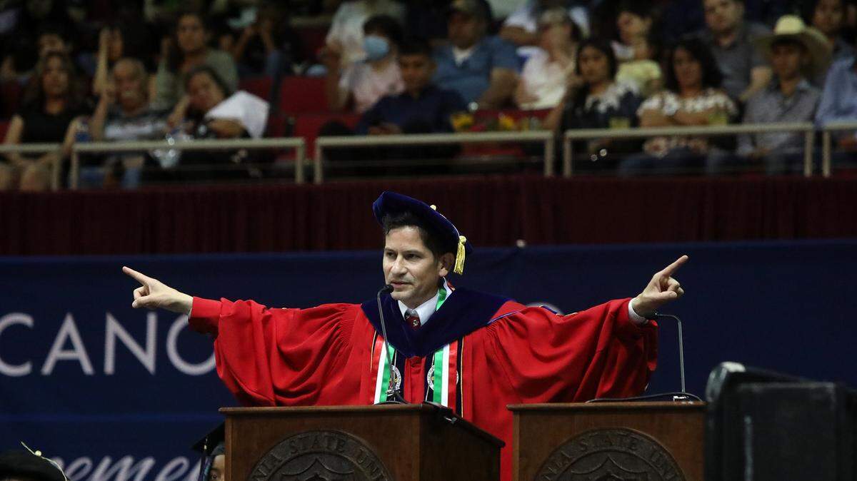 El presidente de Fresno State, Saúl Jiménez-Sandoval, habló en inglés y español durante la Celebración del 40 Aniversario de la Graduación Chicana/Latina de Fresno State, en el Save Mart Center, el 21 de mayo de 2022.