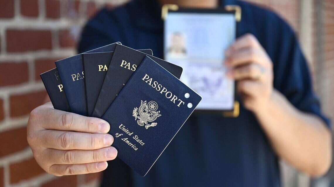 Algunos californianos llevan pasaportes por miedo a ICE. ‘Estamos siendo perfilados racialmente’