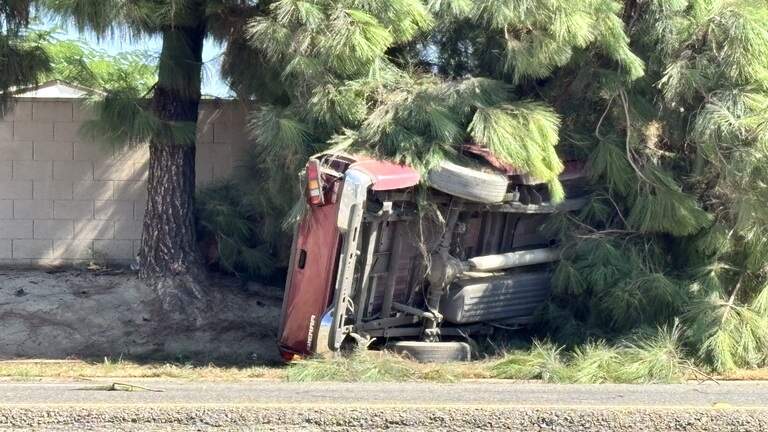 Driver injured after crashing into PG&E pole and tree in Fresno, police say