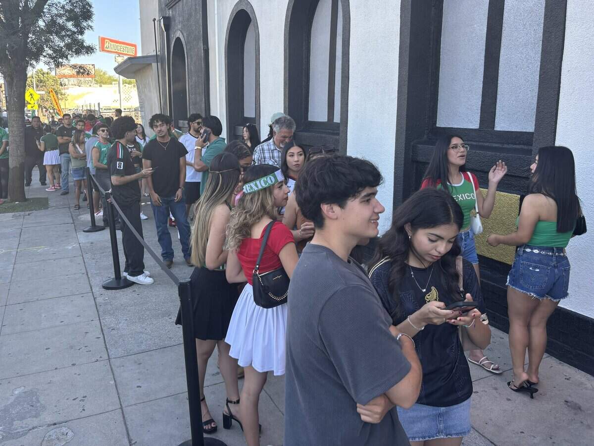 About 1,200 Mexico fans packed Fresno's Rainbow Ballroom to celebrate El Tri's 2-0 win over Ecuador as PVA Fresno cheered Julian Quinones and Raul Jimenez goals.