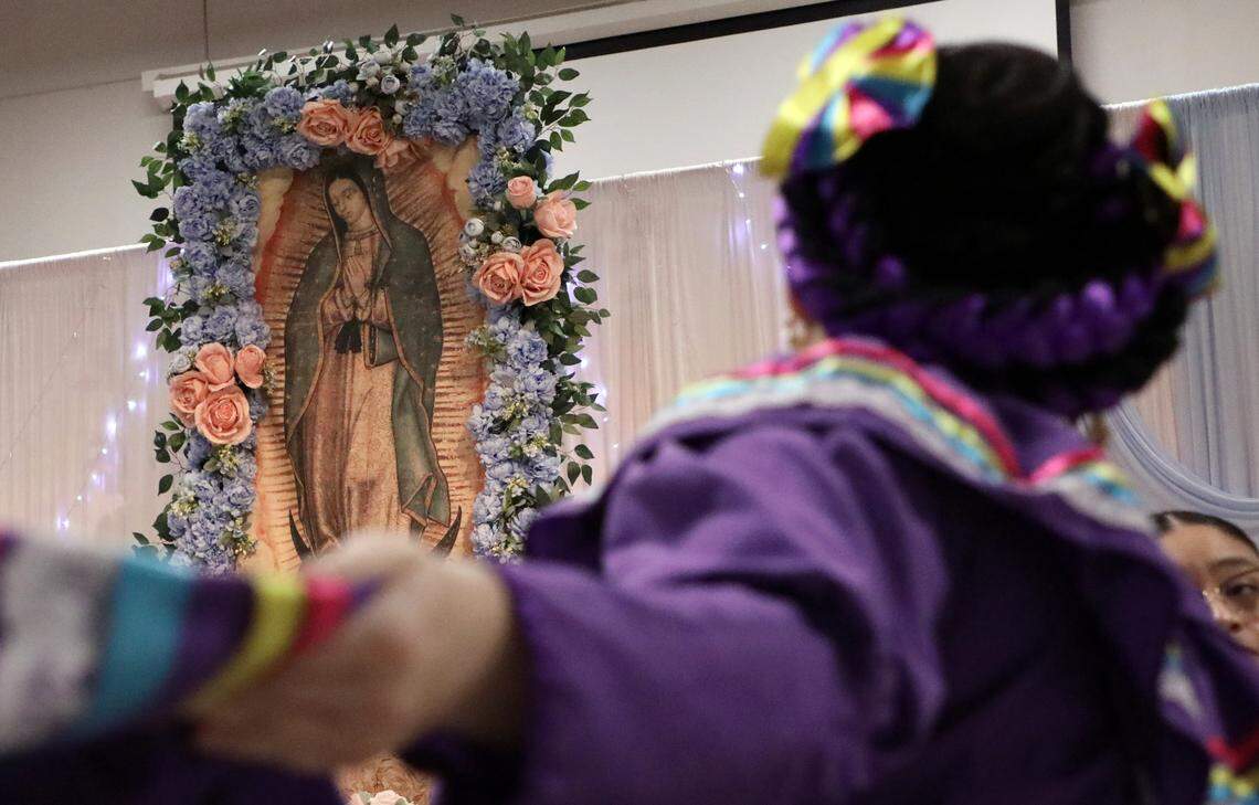 Un bailarín folclórico mexicano se presenta bajo la atenta mirada de la Virgen de Guadalupe durante una celebración en St. Joachim Catholic Church en Madera el 12 de diciembre de 2025.