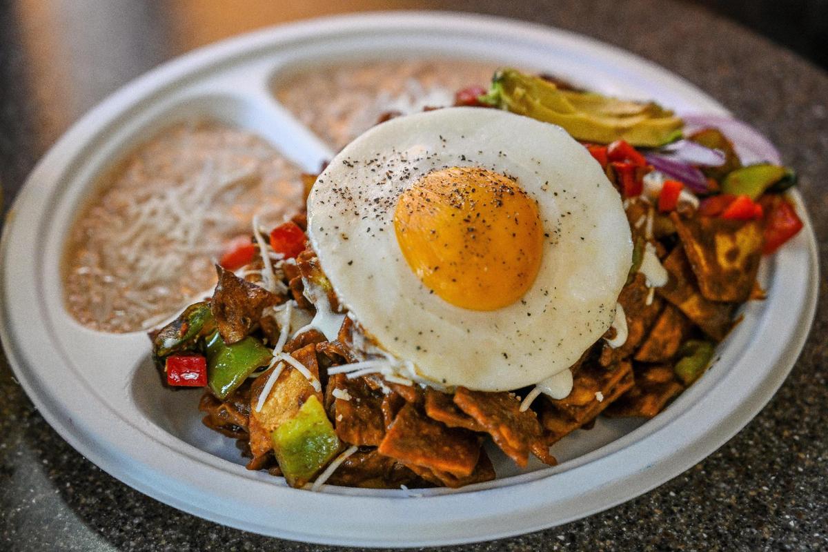 Un plato de chilaquiles veganos que incluye un huevo de tofu y arroz con frijoles servido en el nuevo restaurante La Jacka, que ofrece cocina mexicana vegana a base de yaca en el centro de Fresno.