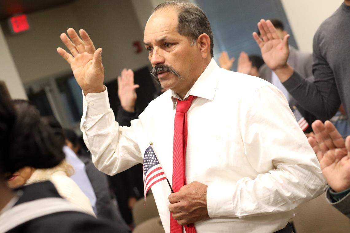 Gonzalo Barriga fue una de las 40 personas de 15 condados que prestaron juramento como ciudadanos estadounidenses el miércoles 20 de diciembre por la tarde, en la oficina de Fresno del Servicio de Ciudadanía e Inmigración de Estados Unidos.